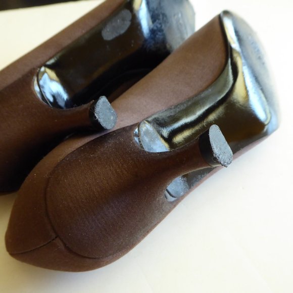 Stuart Weitzman Kitten Heel Brown Fabric Cut Out Beaded Design Pump US Size 8 - Picture 6 of 12